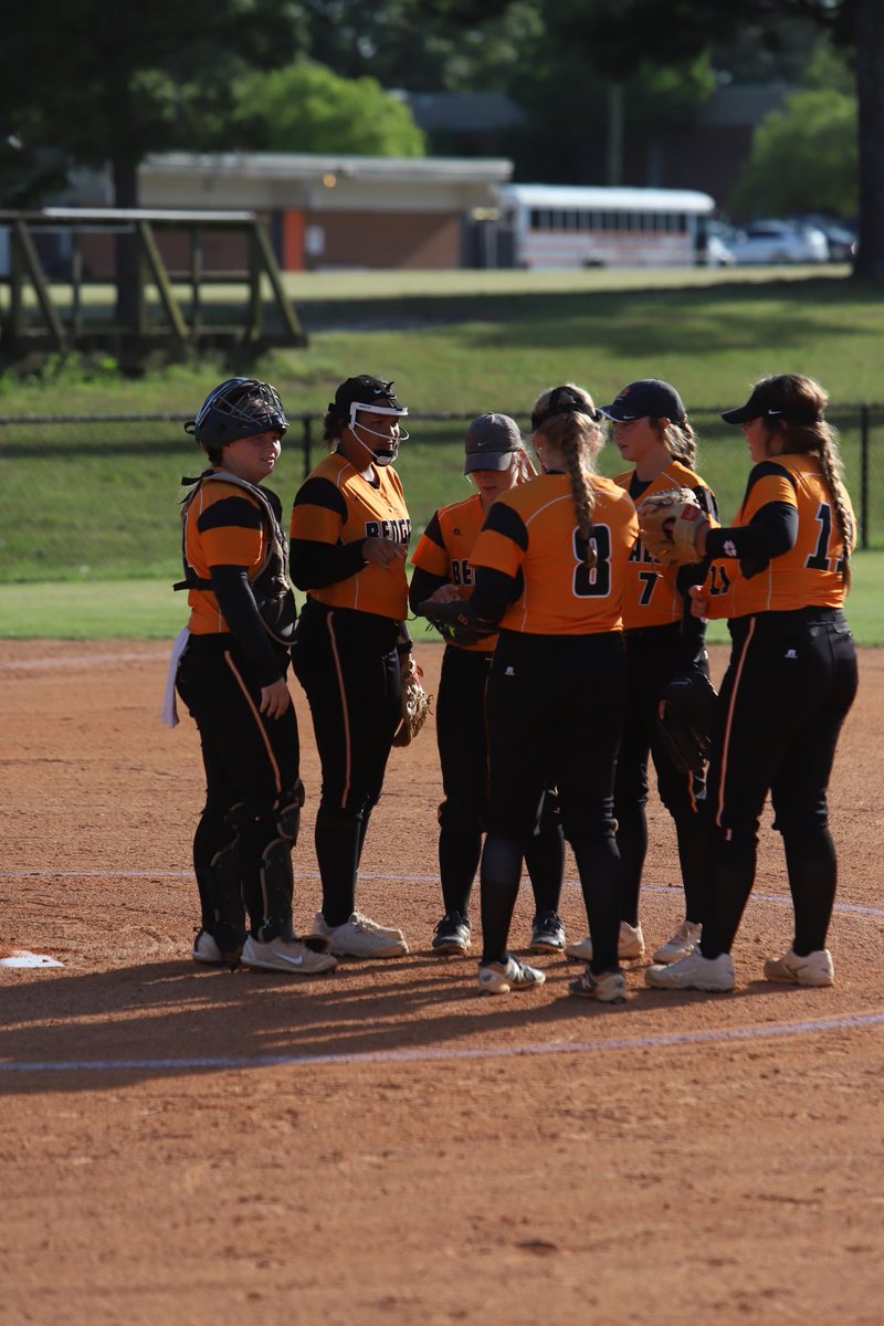 daraorr2's tweet photo. thank you fuquay for this amazing team, i love you all so much and i’m so thankful for this season🧡🖤 bengal ball forever!!! https://t.co/j9ChVMQX4y