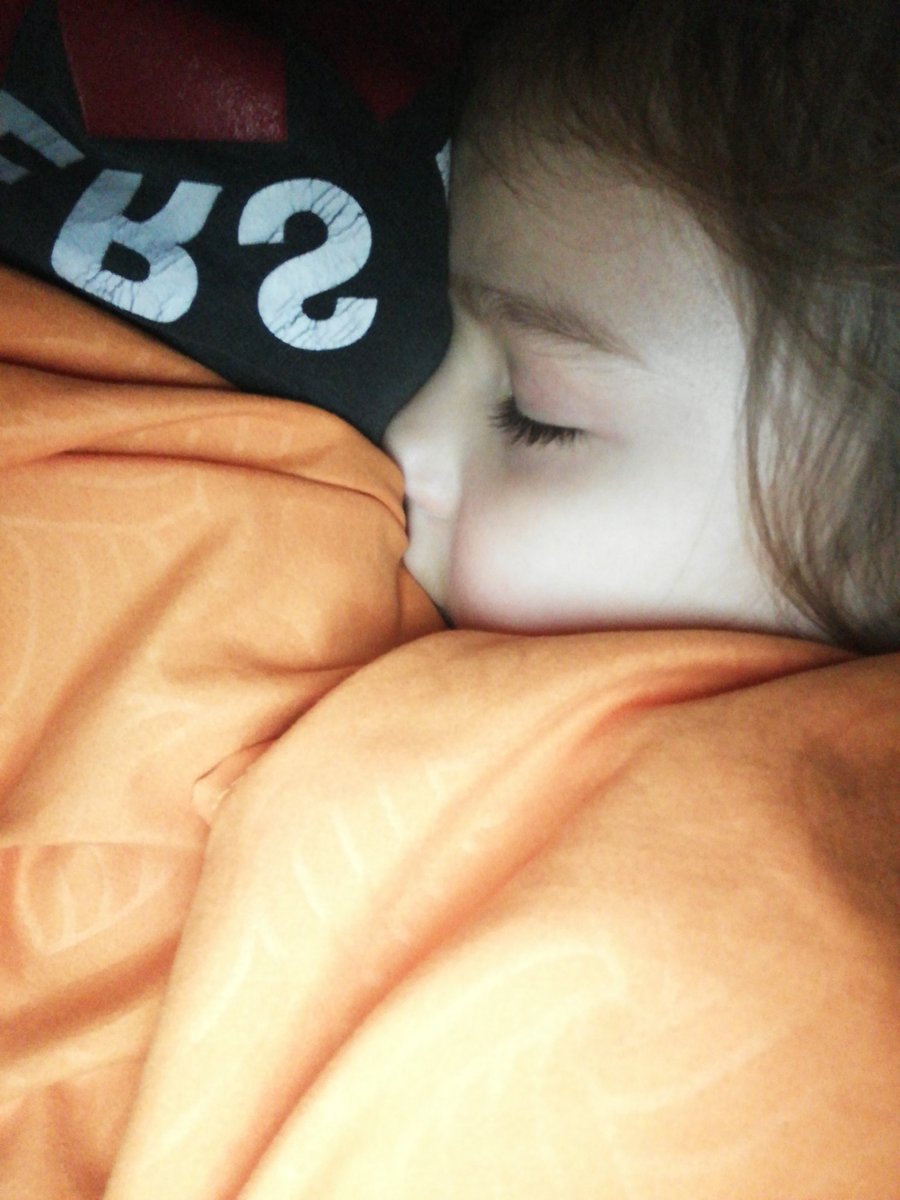 MicaelaPerulan's tweet photo. No tengo sueño mamá, vos dormite y prestame tu celular.
Apoyo la cabeza en la almohada y se le apagó el tele. https://t.co/tz2zlxbpFb