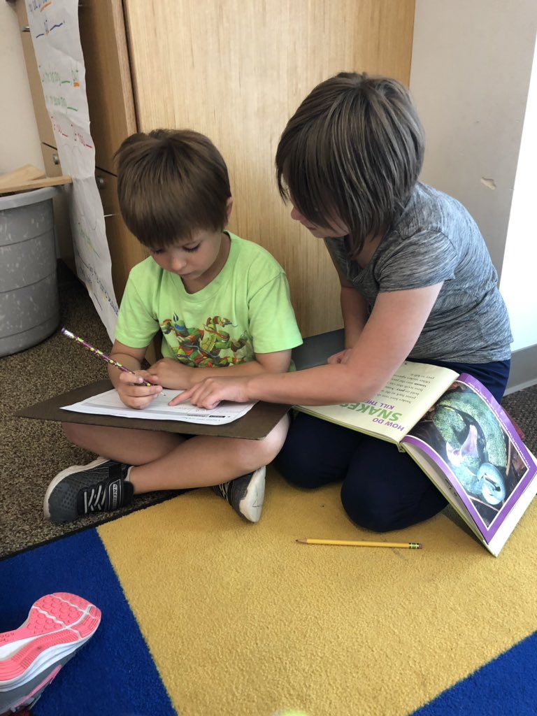 MsSmithsKinders's tweet photo. This morning our Third Grade Buddies came to help Kindergarten with their animal reports. https://t.co/SvyAFbEJlQ