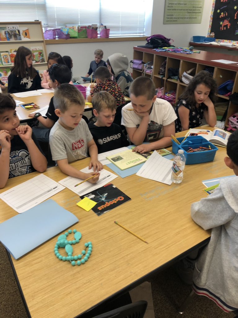 MsSmithsKinders's tweet photo. This morning our Third Grade Buddies came to help Kindergarten with their animal reports. https://t.co/SvyAFbEJlQ