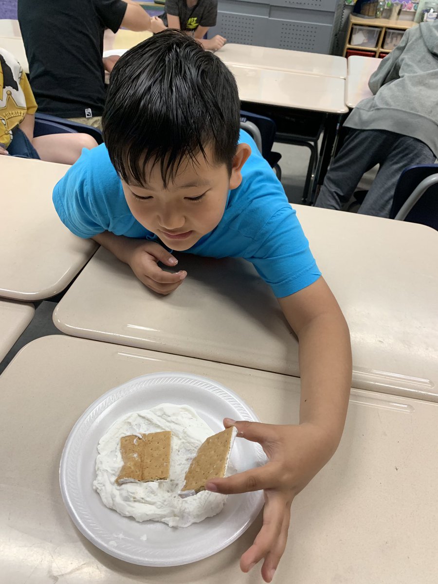 MrsDodd's tweet photo. Graham Cracker Earthquakes. Learning about fast and slow land changes is much more fun when you get to conduct a experiments using graham crackers and whipped cream and eat all the leftovers! ๐ #LeadersofRoom209 #HandsOnScience #LandChanges #2ndGradeRocks https://t.co/9IUdb2IKck