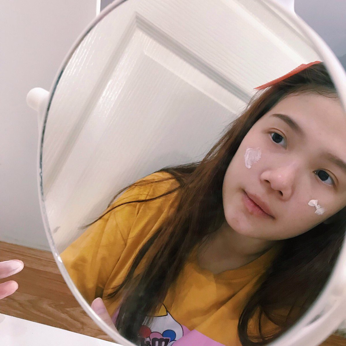 narntaporn's tweet photo. เพิ่งซื้อของใหม่มาลอง CC ตัวนี้ดีมากแบบก่อนใช้เนื้อครีมเป็นสีขาว แต่พอเกลี่ยๆ ไปเนื้อครีมเปลี่ยนสี ดูธรรมชาติมากเว่อที่สำคัญ คือมี SPF50+ PA+++ ซองเดียวอยู่ไม่ต้องทากันแดด ดีมากแนะนำเลย เราซื้อมาซองละ ฿39 จาก7-11 นะ เผื่อใครอยากซื้อมาลองใช้ดู #Spellcccream #รีวิวเซเว่น https://t.co/dEMLRhKM79