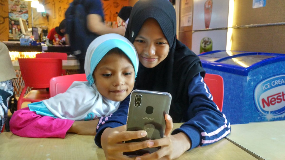 reriruma's tweet photo. Sambil tunggu menu pesanan datang, cekrek-cekrek dulu, ah. Kapan lagi ada kesempatan ngumpul kayak gini. Cuma sekali setahun. Nah, habis ini waktunya update momen-momen berharga. 😍
#JaringanDataTerkuat 
#DigiIftar 
#KBIftar https://t.co/T5cVjFSrtg