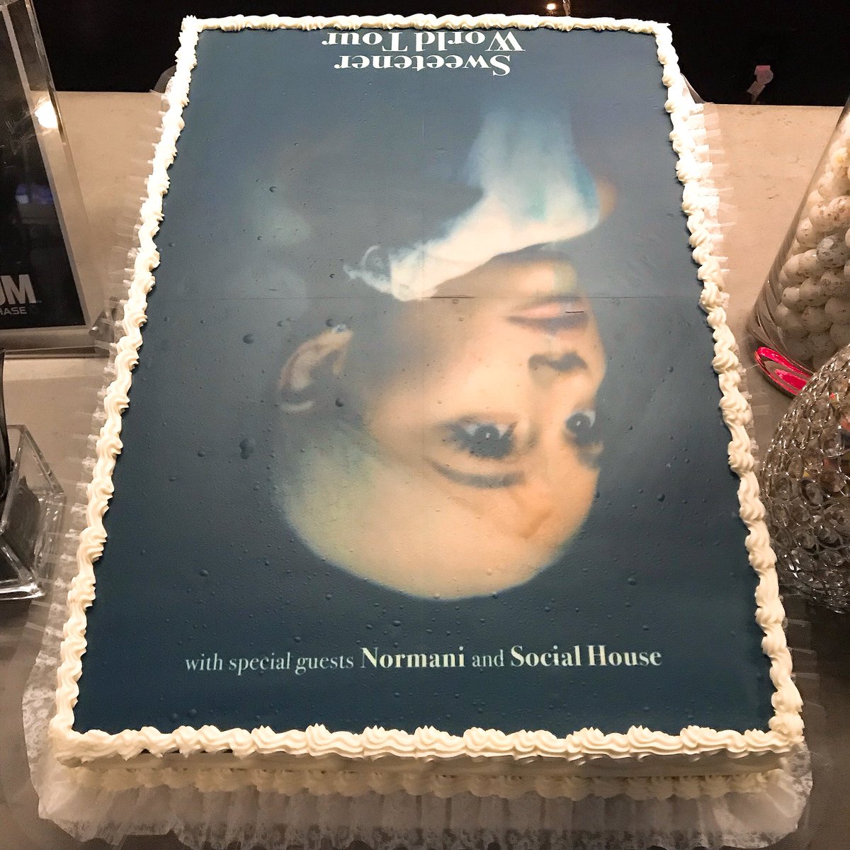 thekiaforum's tweet photo. I see it, I like it, I want it, I got it. 🍭🍬🍫 #ForumCake #ArianaForum @ArianaGrande https://t.co/u4LEq0ihsG