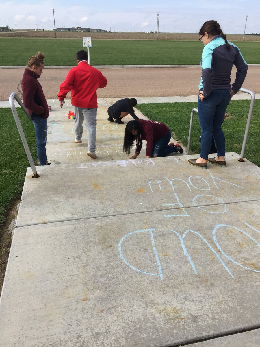 Nordyke2S's tweet photo. My Unplugged family decorated the sidewalk for the graduating seniors as the did their last walk through HMS.@HMSEaglesKS #weR210 https://t.co/YX1eSbPRD1