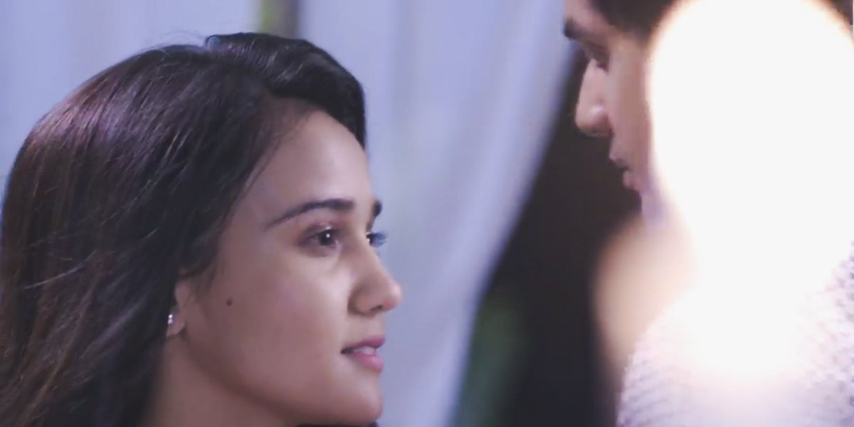 they're actually just looking into each other's eyes and that chemistry  #YehUnDinonKiBaatHai