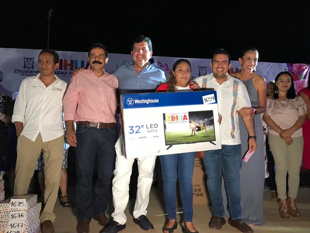 Acompañe a mis amigos <a href="/jorgexsa/">Jorge Sánchez</a> y <a href="/AleBravoAb/">Alejandro Bravo Abarca</a> al festejo del Dia de las Madres, donde hubo más de 2,000 regalos para agasajarlas 🎁🎊🎀