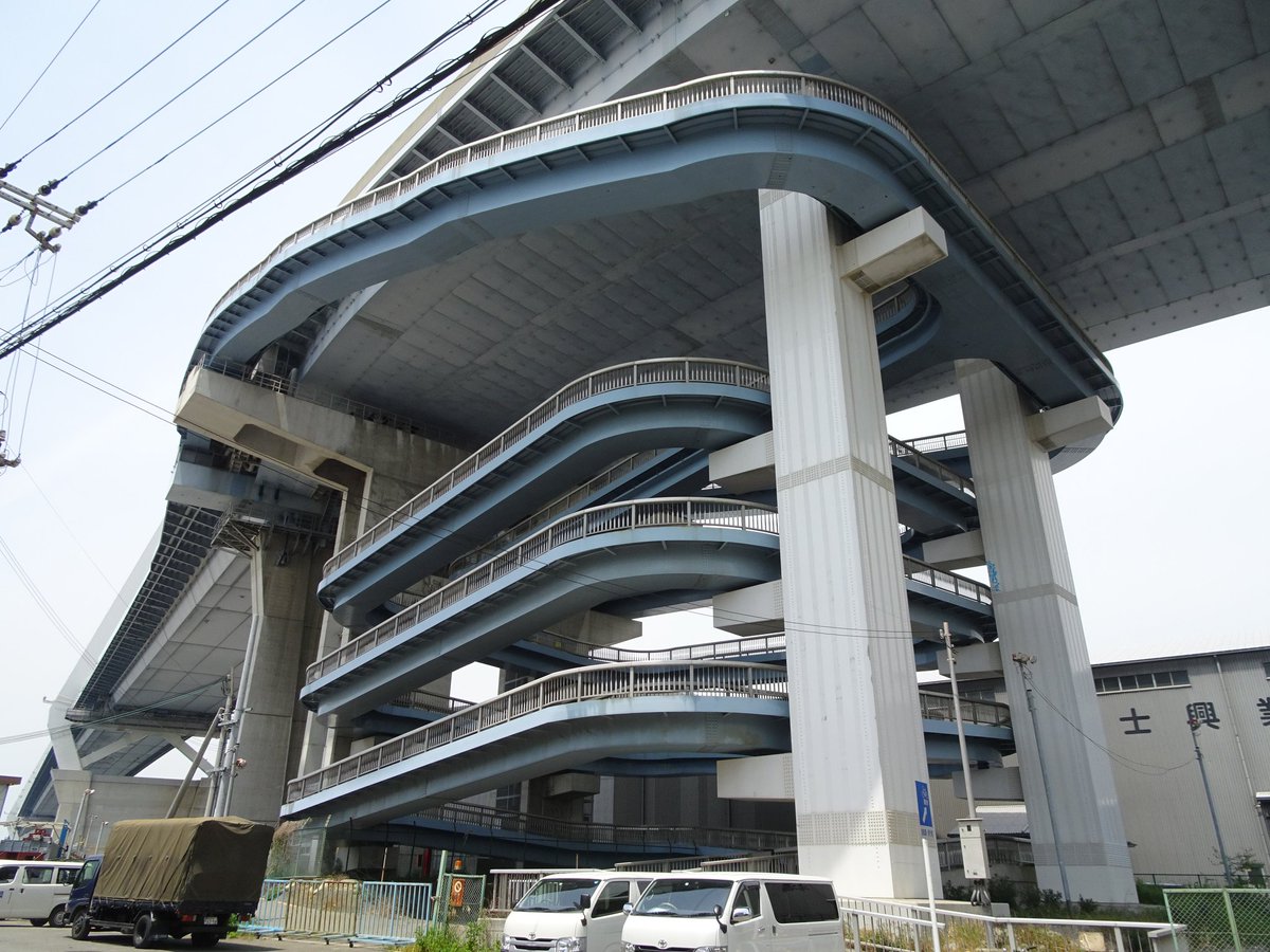 カト郎 道橋アユム アクロバティック歩道橋 111 大阪市此花区 此花大橋 歩行者や自転車か下道から効果に昇降するための4 5回転螺旋橋 その巨大さと迫力は圧巻の一言 19年3月竣工だが此花大橋自体の完成は90年3月