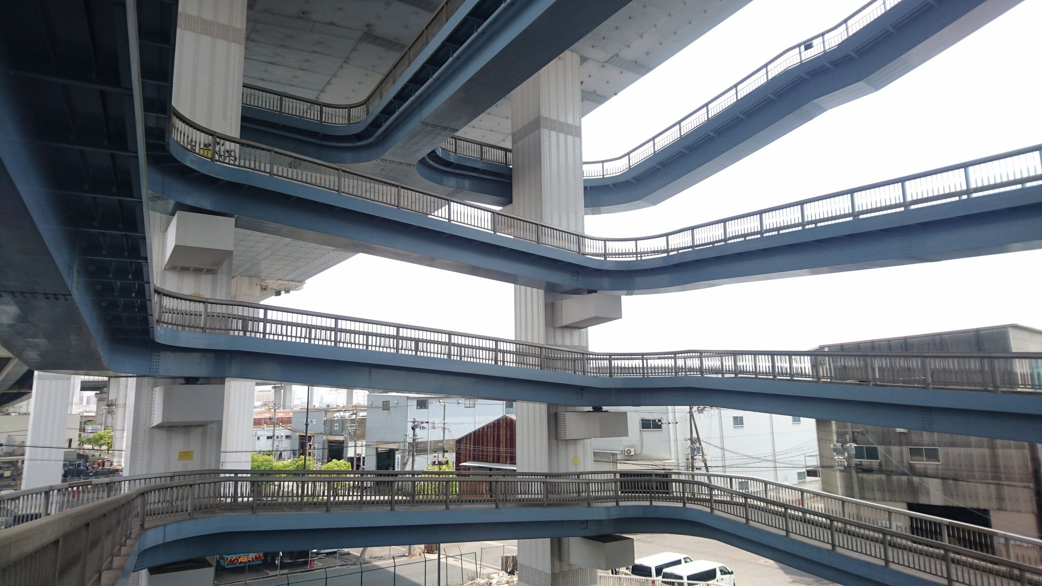 カト郎 道橋アユム アクロバティック歩道橋 111 大阪市此花区 此花大橋 歩行者や自転車か下道から効果に昇降するための4 5回転螺旋橋 その巨大さと迫力は圧巻の一言 19年3月竣工だが此花大橋自体の完成は90年3月 T Co 5eow0098bm Twitter