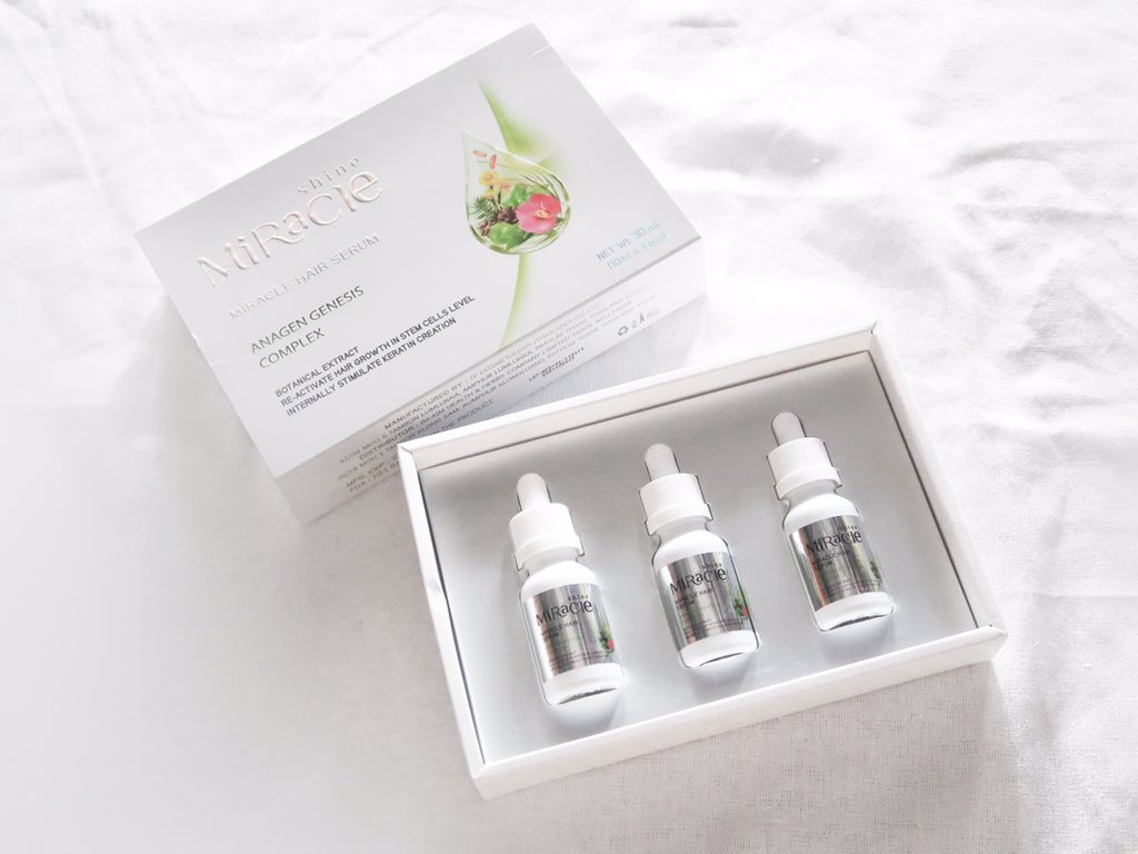 mintatchima's tweet photo. ลองใช้เซรั่มปลูกผม Miracle Hair Serum มาเกือบเดือนแล้ว เป็นปกติของคนทำสีผมบ่อยแบบเราคือผมจะร่วงเยอะมากเพราะผ่านการทำสีเคมีต่างๆ ผมเราร่วงจนบาง แต่พอใช้เซรั่มตัวนี้ผมเราร่วงน้อยลงเห็นได้ชัดตอนหวีผม ตัวนี้ใช้กับบริเวณที่บอบบางได้ คิ้ว จอน ขนตา #ใช้ดีบอกต่อ https://t.co/ZXHrZvgE7C