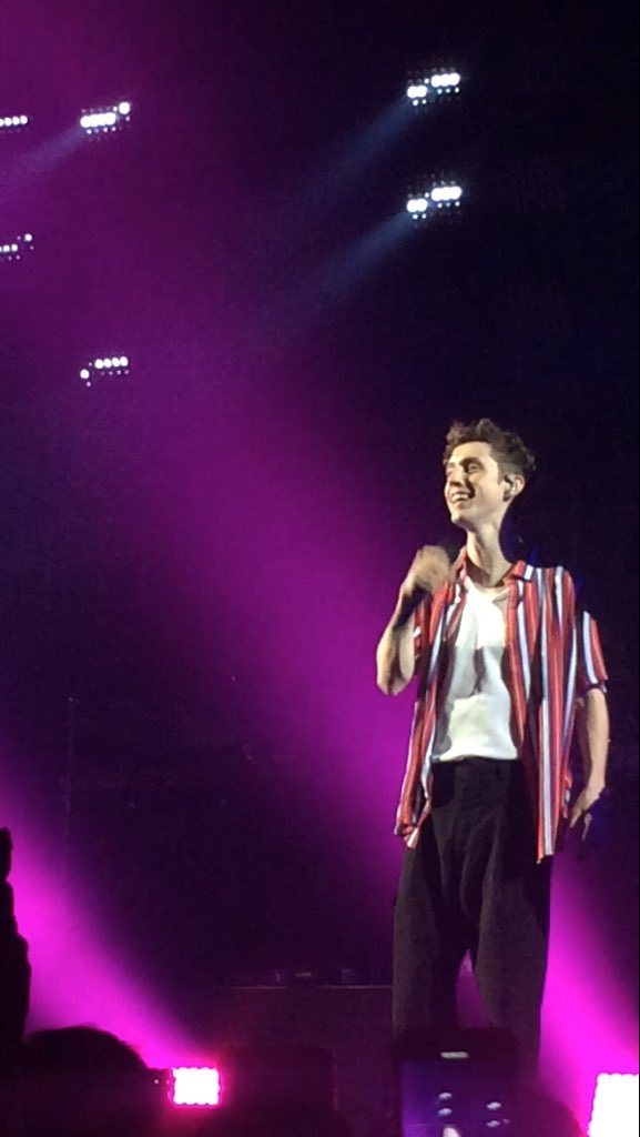 briarsmc's tweet photo. I can't get over the night I saw this beautiful creature. 
I loveyouuuu @troyesivan aaaaahhhhkkkkk I'm looking forward for your next concert!!!
I can't believe that I am this close to you. ilysm 💕
#bloomtourmnl 
#ManilaPowerBottom https://t.co/aUxRz273Yu