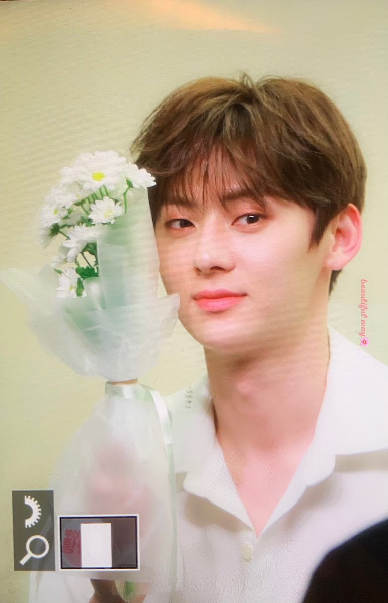 btfway_mh's tweet photo. 190511 #황민현 #민현 #뉴이스트
너무 예쁘다 ㅠ��ㅠㅠ 흑흑 ㅠㅠㅠ 💙 https://t.co/jOlIr0LRkt