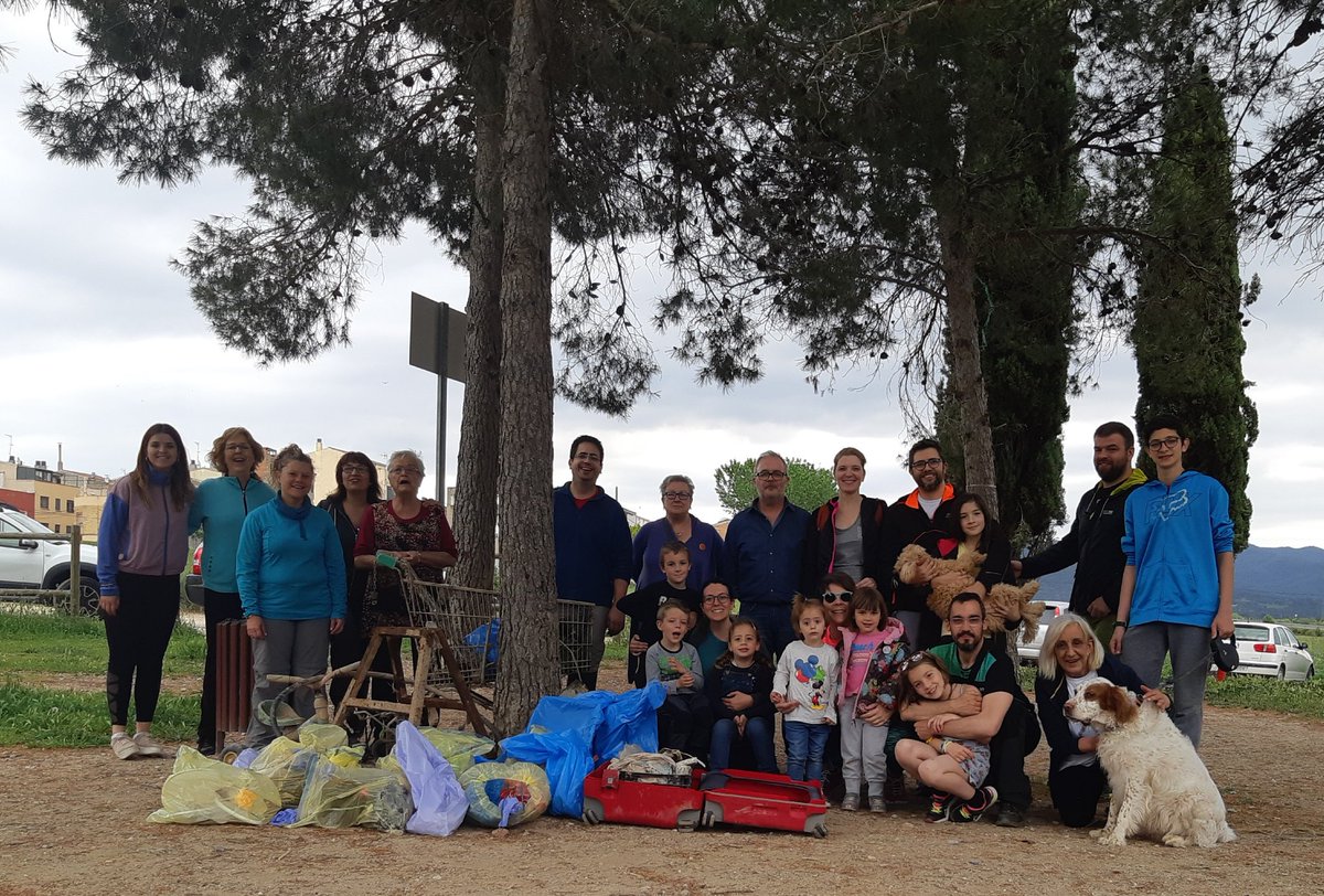 ERC_Vilanova's tweet photo. Aquest matí hem fet neteja i en poca estona hem trobat tota aquesta brossa 😥
Molts plàstics, moltes burilles... fins i tot un carro de la compra.... 😭

Gràcies a tots els que han col•laborat avui!!!! 😄😊
#letscleanupeurope #letscleanupday
#SomEquip #SomVilanova https://t.co/BclE8St4Bn