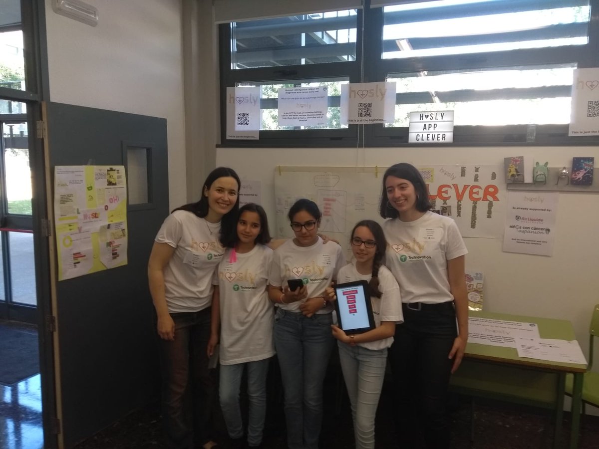 HoslyA's tweet photo. #cleverteam con @HoslyA recibiendo visitas en su stand, gracias a las ganadoras del año pasado #stoopit por la visita. Y x apoyo de: familias, mentores, colaboradores @Aspanion @GVAclinic patrocinadores @airliquidegroup @Hasbro gracias #tech @technovation en @UPV https://t.co/tRZ1F6cDfx