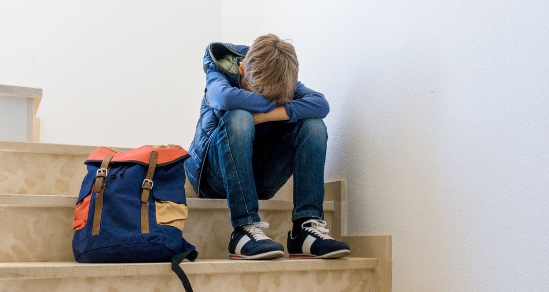 В школе стояла в углу. В школе стояла в углу. Девочка в углу на уроке. Поставили в угол. Ребенок стоит в углу.