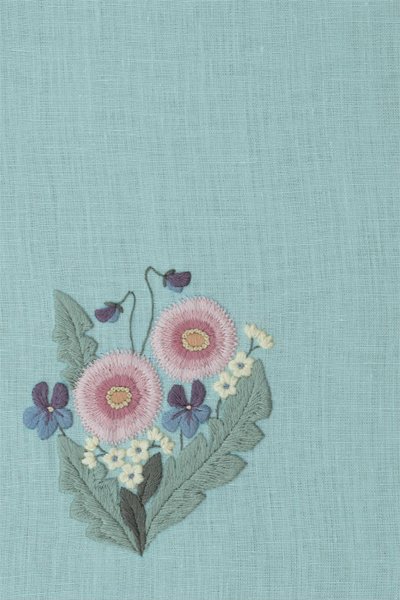 オフフープ 立体刺繍作家pienisieni ピエニシエニ 新刊 立体刺繍の花と蝶々 誠文堂新光社 紫の生地に緑の刺繍 この生地を見た時に最初に浮かんだ組み合わせです 図案は直角2等辺三角形の同一パータンを2つ繰り返し 長方形に組み合わせるとタイル柄に