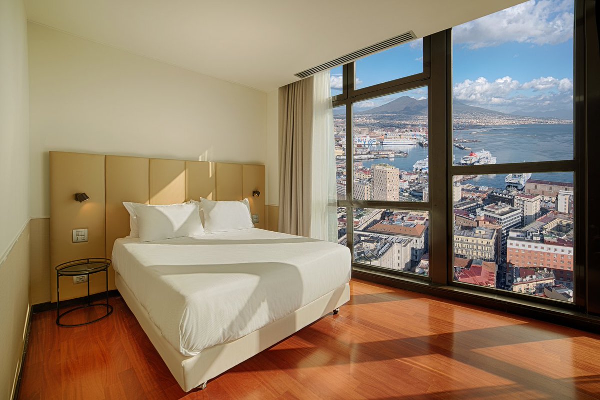 nhhotelsit's tweet image. Abbiamo quasi finito e questo sarà quello che potrete trovare nelle nostre nuovissime camere dell'NH Napoli Panorama ❤ … un nome, una garanzia!!!
ow.ly/EiuN30hMnjY
#11maggio #napoli #roomwithview #NHnewlook