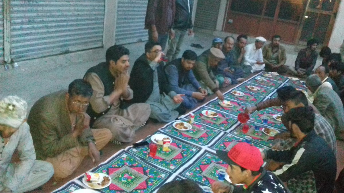 DeputyHunza's tweet photo. سکیٹری پی اینڈ ڈی اور  ڑی سی ھنزہ روزہ راروں کے ساتھ ر مضان دستر خوان میں روزہ کھولتے ھوئے۔(ایڑمن) https://t.co/xyGiOqcZl1