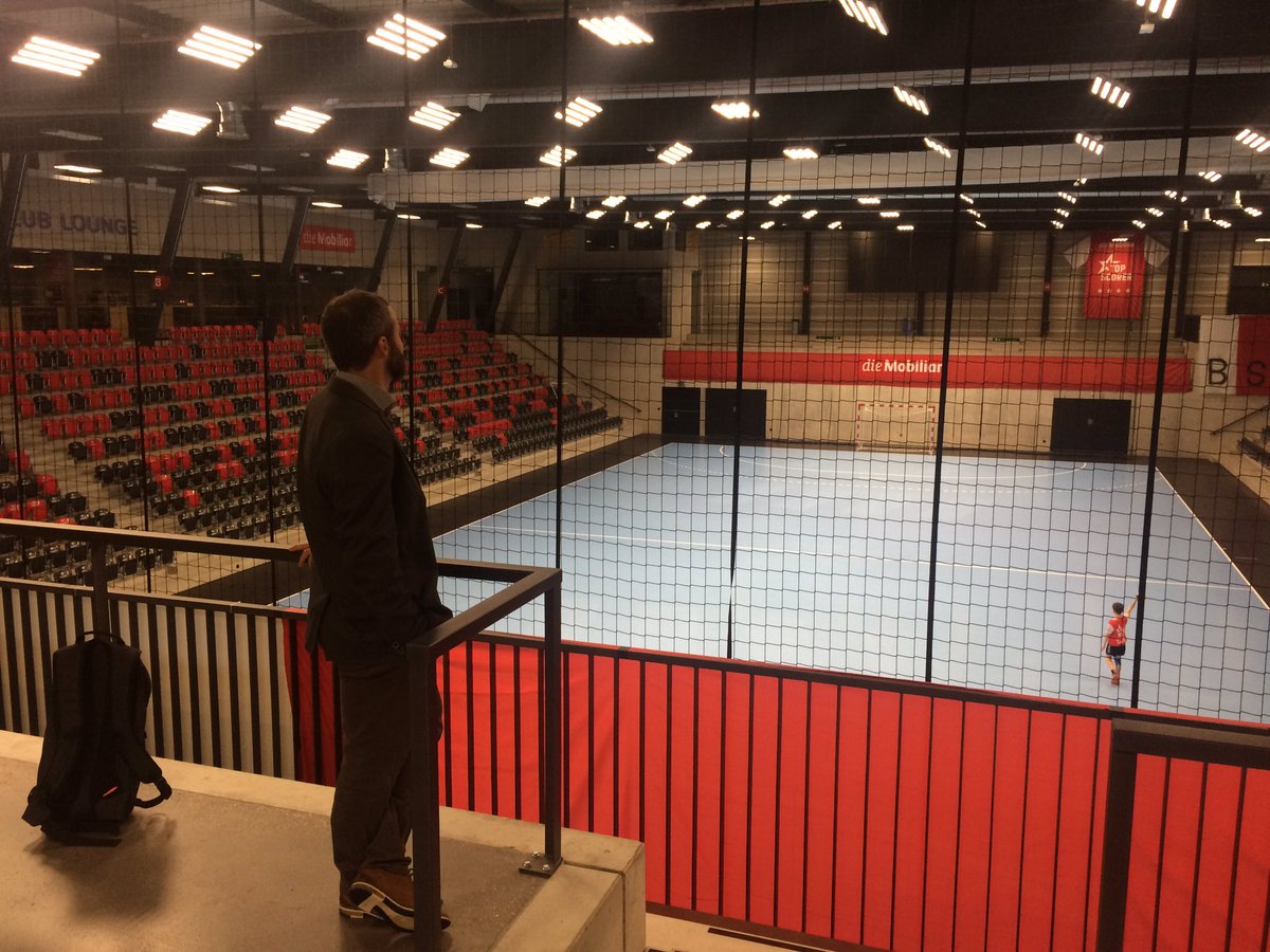 Arrivée de Bruno Bosshard dans la <a href="/diemobiliar/">die Mobiliar • la Mobilière • la Mobiliare</a> Arena Gümligen dans le cadre du Module Management des ressources dans le sport de la "Minor in Sport- und Eventmanagement" de <a href="/bfh_hesb/">Berner Fachhochschule</a>. Thème pour les étudiants : Infrastructures sportives !