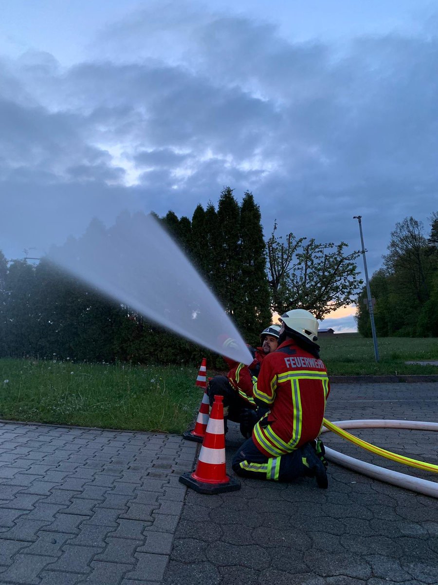 FeuerwehrLE's tweet photo. Das #Hohlstrahlrohr kann mehr, als einfach nur Wasser abgeben. Muss man allerdings auch üben ➡️ haben die Kameraden aus #Musberg gestern getan! #WirFürLE #FreiwilligStarkFürLE #FeuerwehrLE #FFLE #LeinfeldenEchterdingen #immerda #SeiDabei #Ehrenamt #Feuerwehr #Feuerwehrmann ^cz https://t.co/ifEEKzvYyd