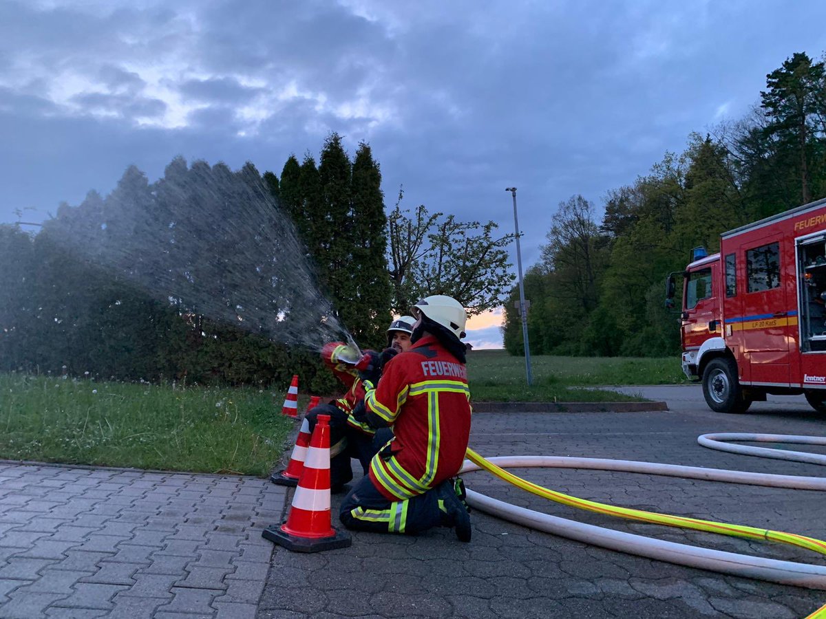 FeuerwehrLE's tweet photo. Das #Hohlstrahlrohr kann mehr, als einfach nur Wasser abgeben. Muss man allerdings auch üben ➡️ haben die Kameraden aus #Musberg gestern getan! #WirFürLE #FreiwilligStarkFürLE #FeuerwehrLE #FFLE #LeinfeldenEchterdingen #immerda #SeiDabei #Ehrenamt #Feuerwehr #Feuerwehrmann ^cz https://t.co/ifEEKzvYyd