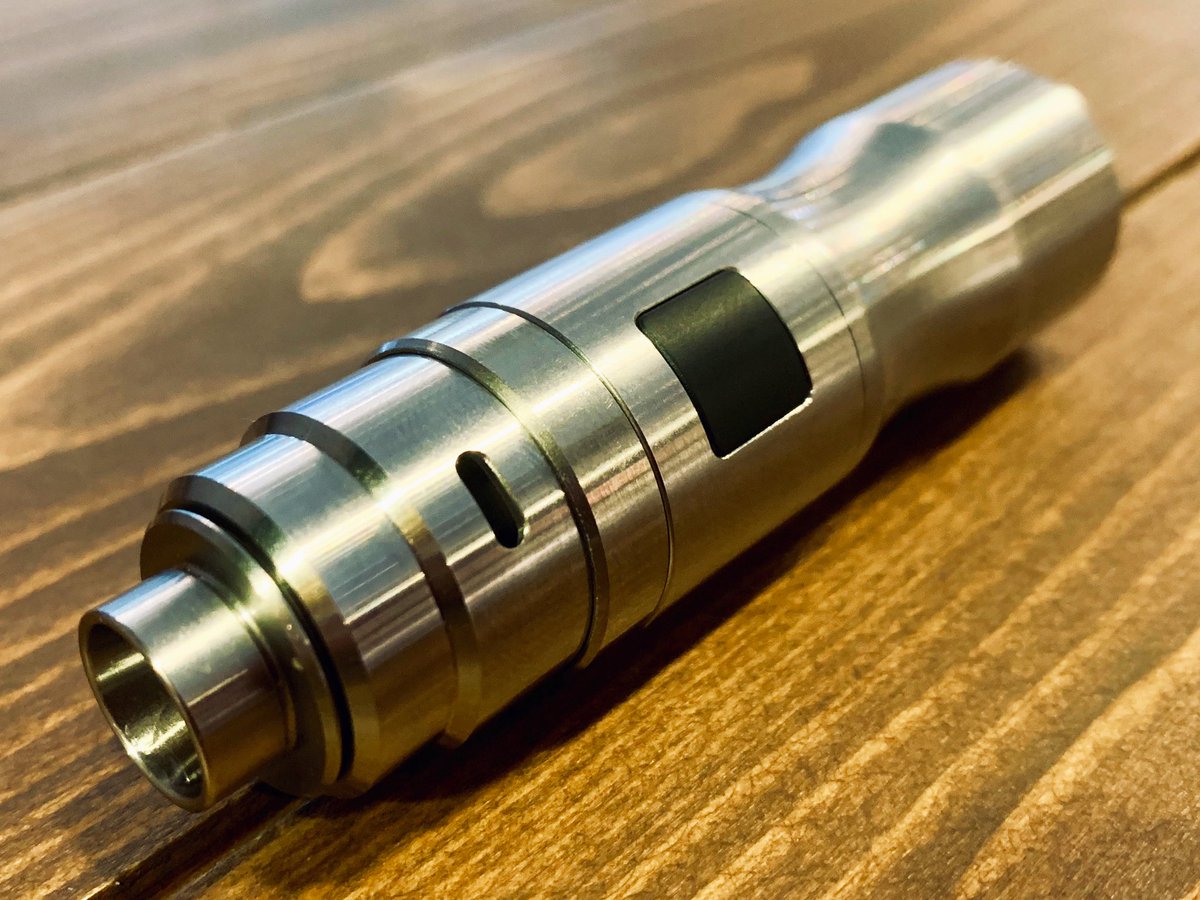 vape_space_ryu's tweet photo. 『ZABU RING SS』を装着した感じはこちら⬇️
背が高いので存在感は間違い無くアップします🤩👍🏻✨
かっこ良き🎶
#GRAMDripTips
#ZABURING https://t.co/oq5YThZZHg