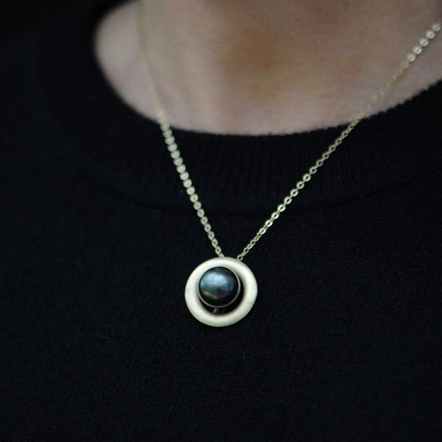 Tahitian pearl and gold necklace.
#tahitianpearlnecklace #pearlnecklace #ukjeweller #tahitianpearl #blackpearlnecklace bit.ly/30cZD9t