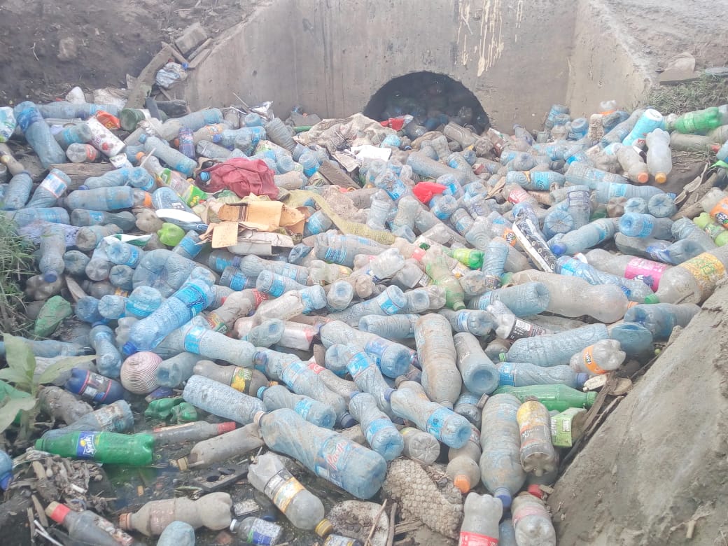 gp_kenyagroup's tweet photo. Such an unpleasant scene🤧 at Ongata Rongai Central Business District @dasaniwater @CocaCola is this your trash?recycling is no longer a working solution. Ban single-use plastic!! @Environment_Ke
#plasticpollution
#plasticmonster
#BreakFreeFromPlastic 🙋‍♀️🙋‍♂️🌍 https://t.co/EdACE4ba31