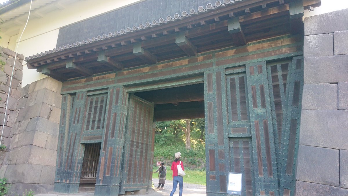 モトカー Auf Twitter 武道館周辺散策 いつもはライブの往復だけになりがちなので 少し足を伸ばしてみました 写真には写ってないけど 吉田茂銅像の近くには 平手ちゃんの推しタオルを首に巻いた女の子がいました 日本武道館 吉田茂銅像 清水門 江戸城跡