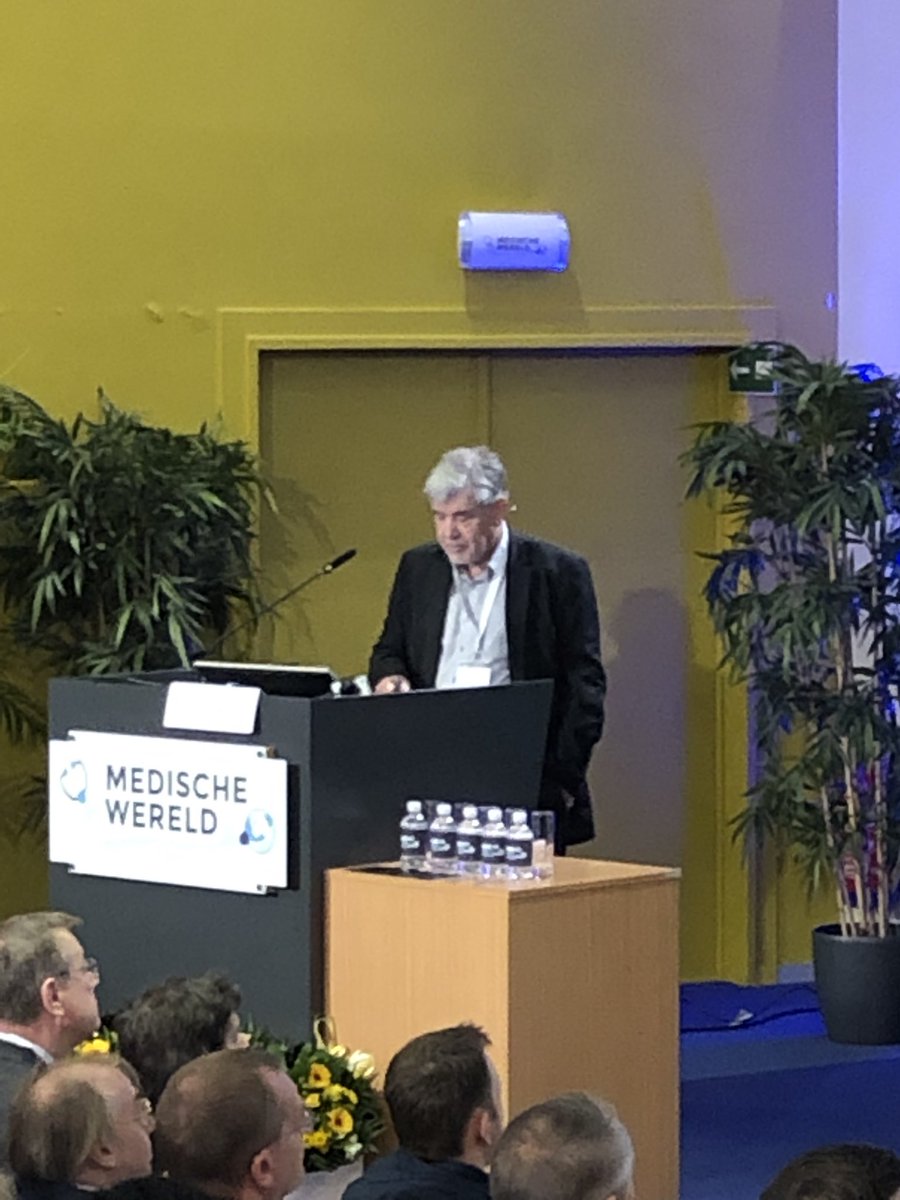 Decoster_Lore's tweet photo. Genetische testing voor iedereen om risico op kanker te verminderen #MedW19 @DeGreveJacques @UZBrussel https://t.co/Mwruh3uchI
