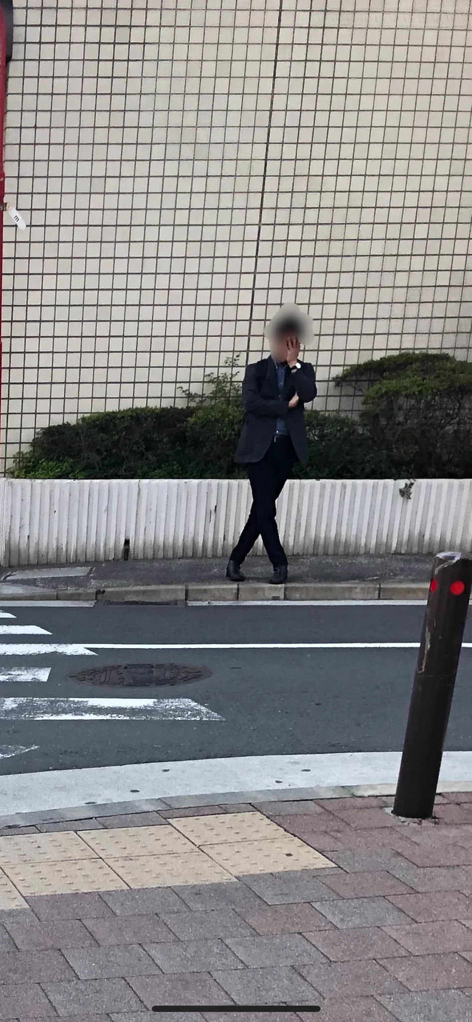 「目立つ格好で待ってて下さい」を忠実に守る担当編集www