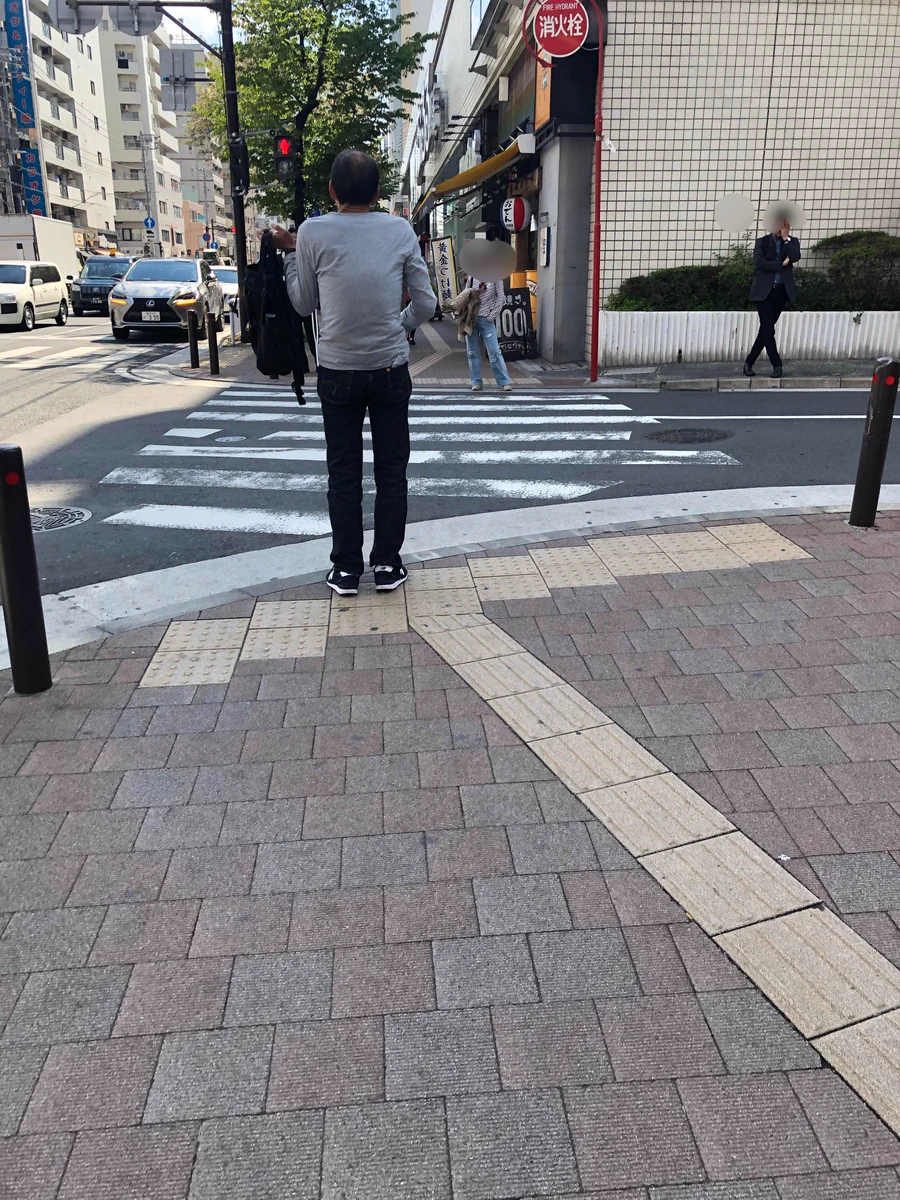 「目立つ格好で待ってて下さい」を忠実に守る担当編集www