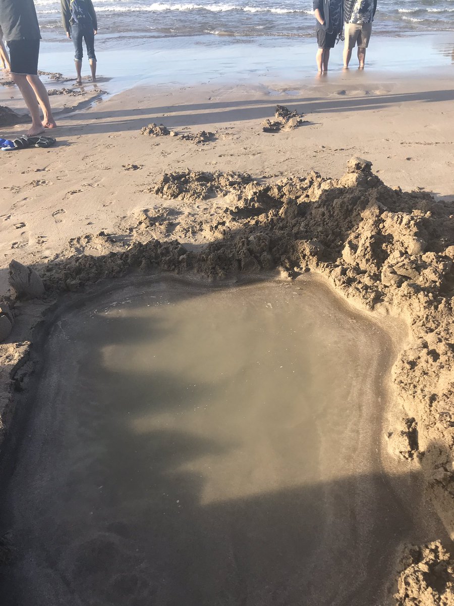 vansodyssey's tweet photo. Ça creuse ça creuse ! Mais pourquoi? Se baigner dans une eau bien brûlante bien sûr ! Merci la #hotwaterbeach #coromandel #roadtrip @TheCoromandel https://t.co/0PKcOsB4yr
