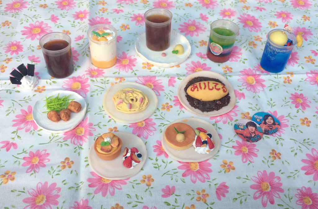 candybonjin's tweet photo. 水溜りボンドと109のコラボカフェ行きたかったけど遠すぎて行けんかったから自分でカフェ作った😚✨

一皿大体缶バッジくらい！👍

パンケーキとタルトがお気に入り🌸
結構良い感でぃちゃう？？🌟

いいねとRTと感想喜びます☺️
一つひとつあげるんでみてください！
#kanacraft
#水溜りボンド109カフェ https://t.co/kedxqOuM5u