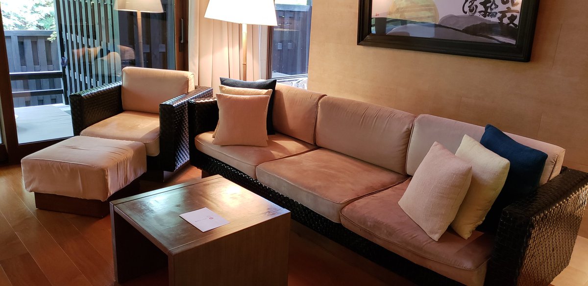 めっちゃ高級旅館やった( *´艸｀)
部屋に露天風呂て最高やー！

両親も喜んでくれてますΣ(＞Д＜)