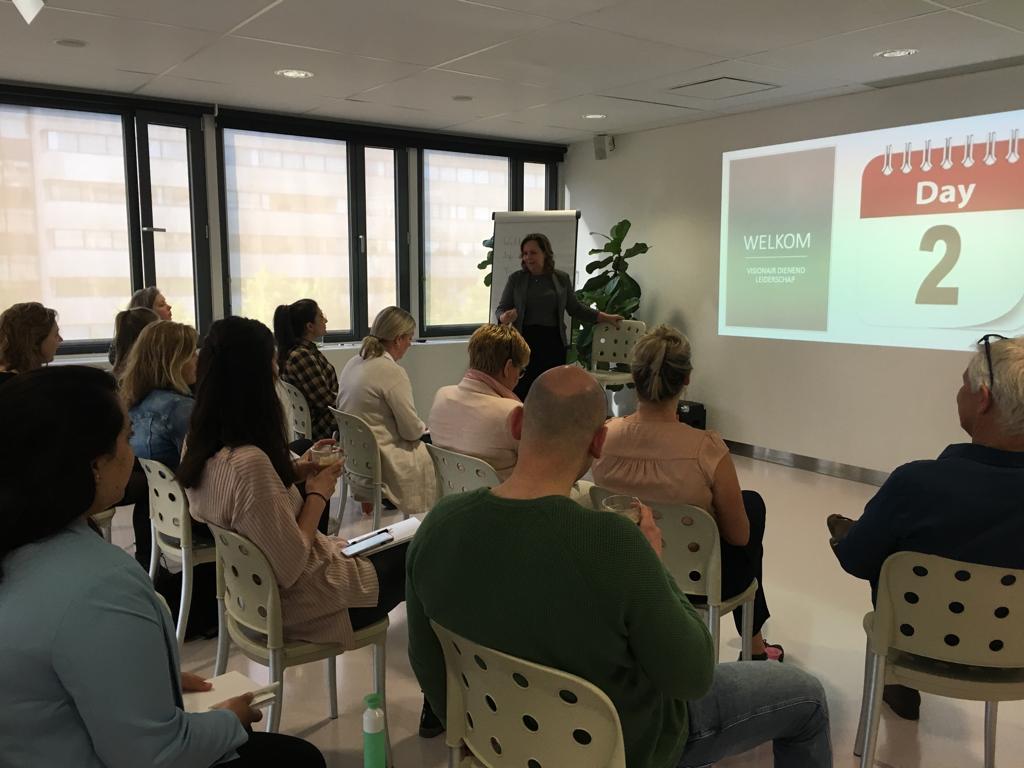 MarietteHam's tweet photo. Dag 2 van het event; Visionair Dienend Leiderschap 📌 Vandaag gaan we werken aan de bouwstenen van een visionair leidend team 🙋‍♀️🙋‍♂️🙋‍♀️🙋‍♂️🙋‍♀️🙋‍♂️#dag2 #leiderschap #training #herewego #deondernemendetandarts https://t.co/eVprsNhhR4