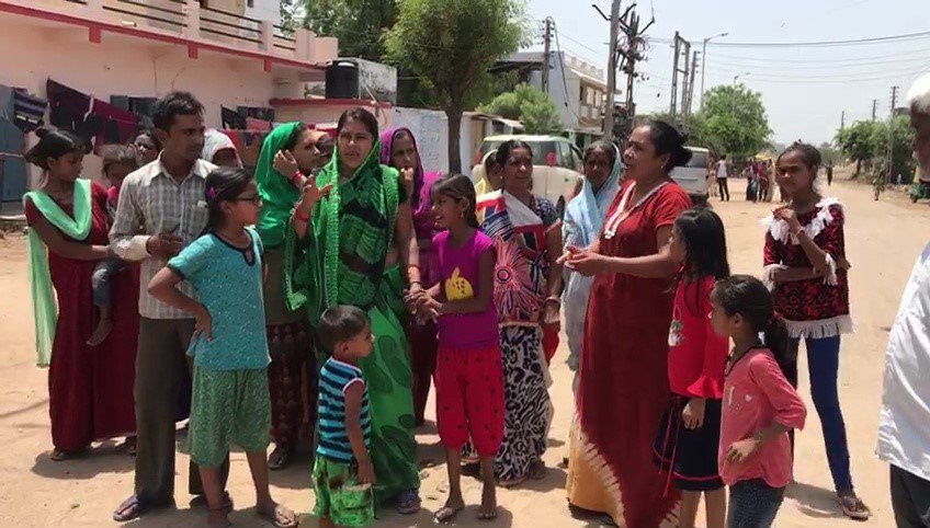 sandeshnews's tweet photo. મોડી સાંજે બાળકો સાથે જતા દાદા પર રખડતા ઢોરનો જીવલેણ હુમલો, સારવાર દરમિયાન મોત
વાંચો સમગ્ર સ્ટોરી : https://t.co/MsXURoG6V9
#CowAttack #Ahmedabad #AMC #CivilHospital #OldManAttack #GujaratiNews https://t.co/hIPl5vmtkt