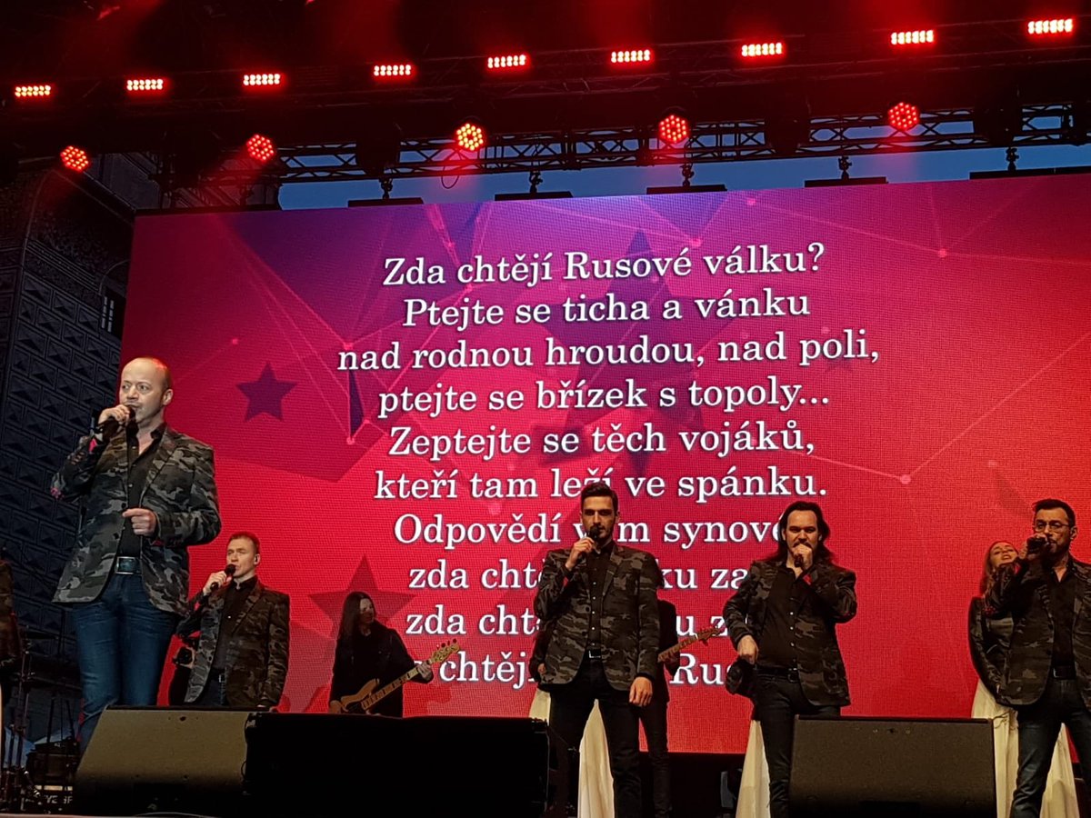 AmbRusCz's tweet photo. 10. května se v historickém centru Prahy na Hradčanském náměstí pod záštitou Prezidenta České republiky Miloše Zemana uskutečnil koncert světoznámého ruského Sboru Tureckého a vokální skupiny Soprano
#Unitysongs https://t.co/tKmnbDLhXx
