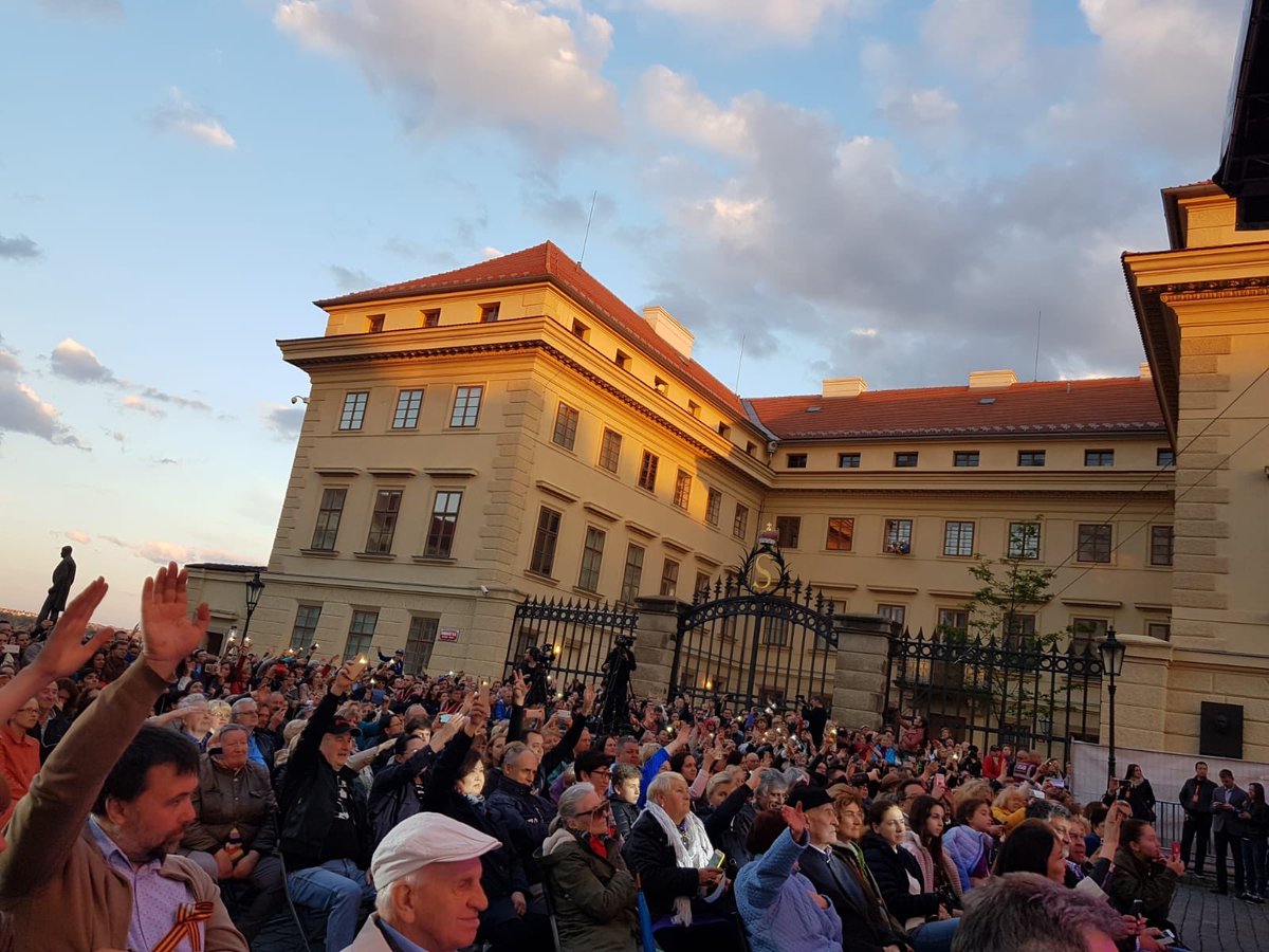 AmbRusCz's tweet photo. 10. května se v historickém centru Prahy na Hradčanském náměstí pod záštitou Prezidenta České republiky Miloše Zemana uskutečnil koncert světoznámého ruského Sboru Tureckého a vokální skupiny Soprano
#Unitysongs https://t.co/tKmnbDLhXx
