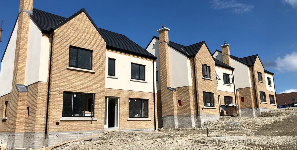 walltech_'s tweet photo. The first few houses on Ohagan Group’s ‘Fort Ridge’ on the Dublin Rd Newry completed with machine applied KRend K1 👌👌 #teamwalltech #KRend #K1Spray #ohagangroup #newry #walltechireland https://t.co/hZUjsXx2aW