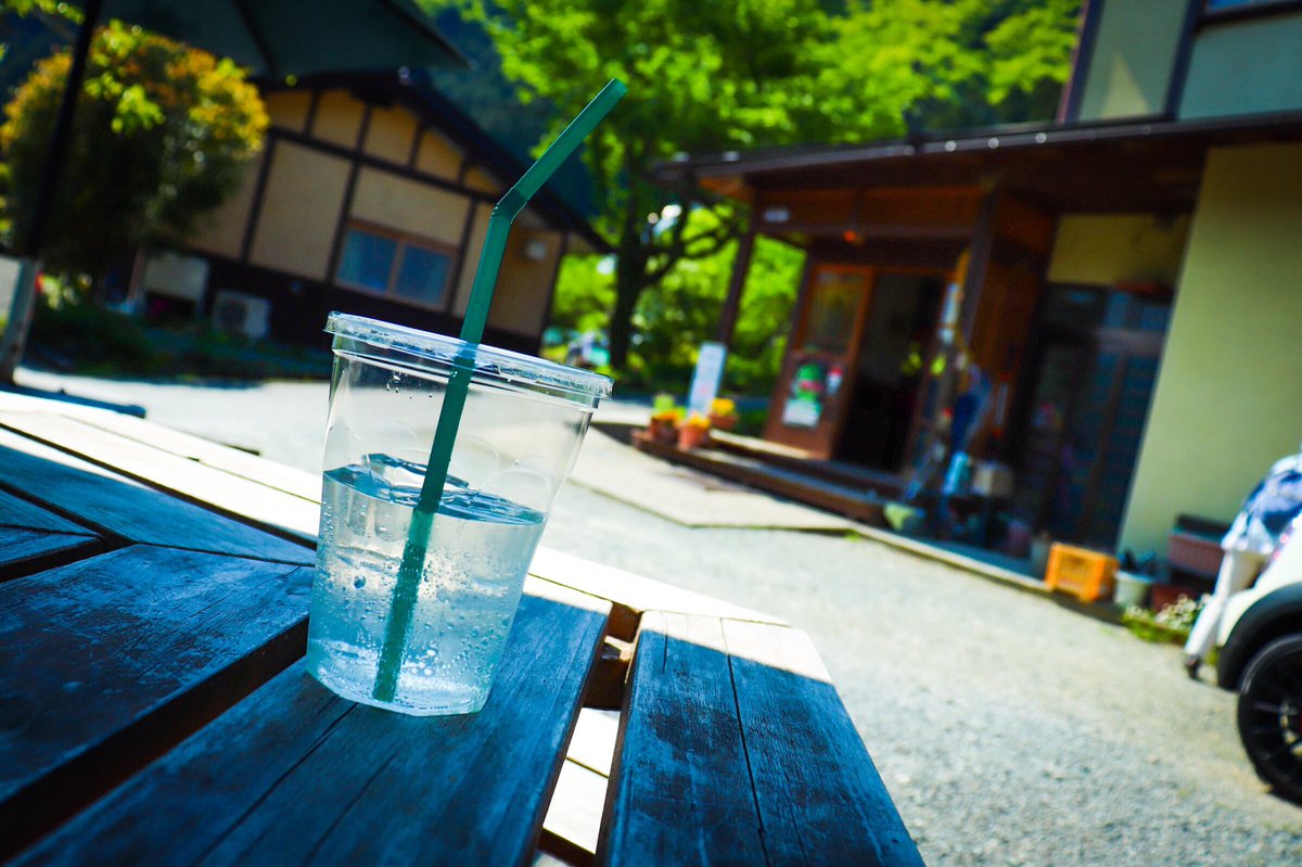 Heartful_Alien's tweet photo. 初めて美山のかやぶきの里に行ったけど、めっちゃいい(*≧∀≦*)
カフェ美卵ってところでジュース飲んできた(*´∀`)🍹

#YAMAHAが美しい 
#YZFR25
#バイクのある風景 
#バイク好きと繋がりたい https://t.co/G1VMSxGEna