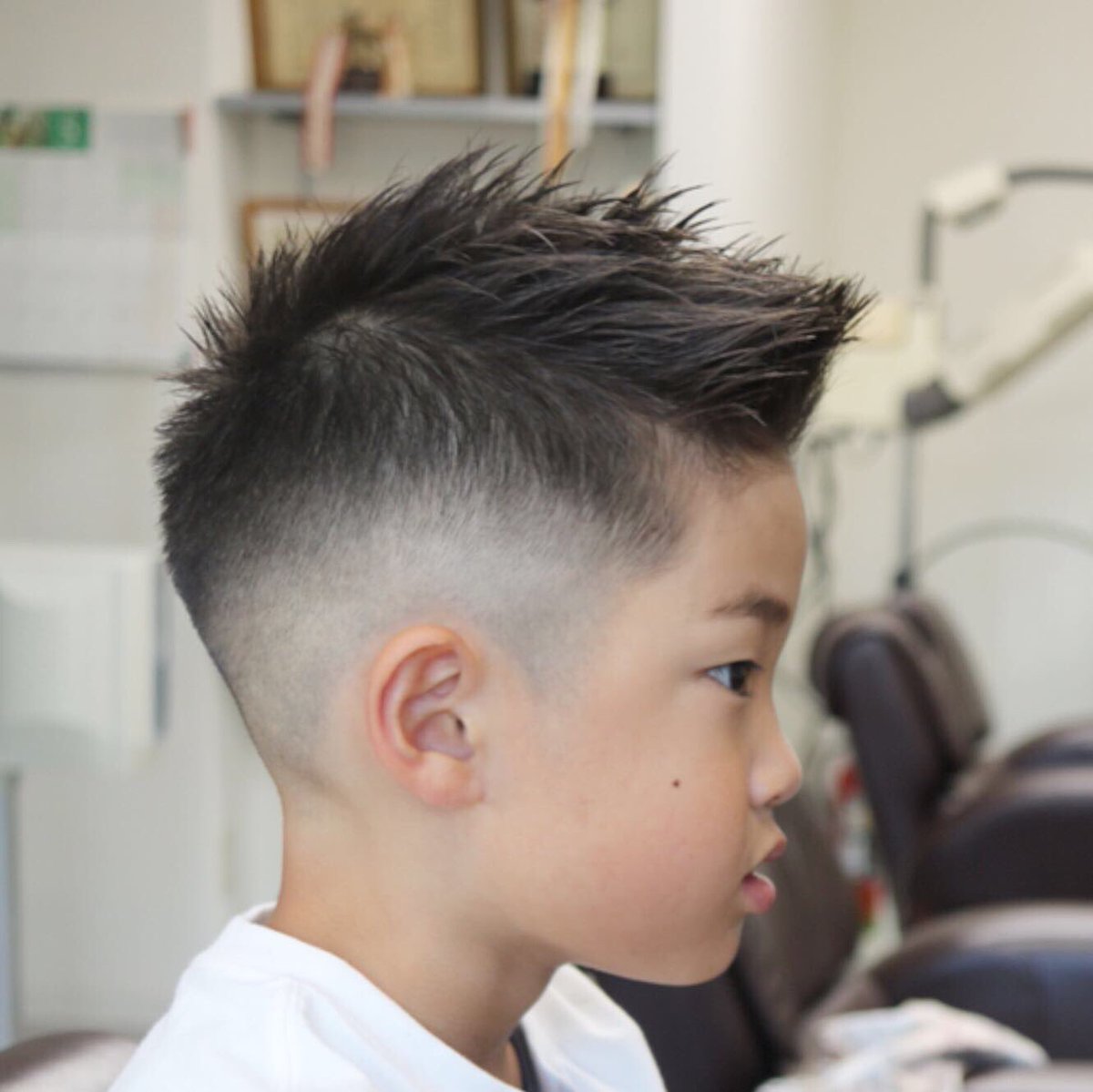 Crane Kidsフェードスタイル イケメン小学1年生とマッチョなお父さんの足 笑 キッズカット 小学生以下 2 500 税込 キッズカット Kids Kidshair キッズヘア 小学生 フェード スキンフェード Fade Skinfade Barber Barbershop 床屋 理容