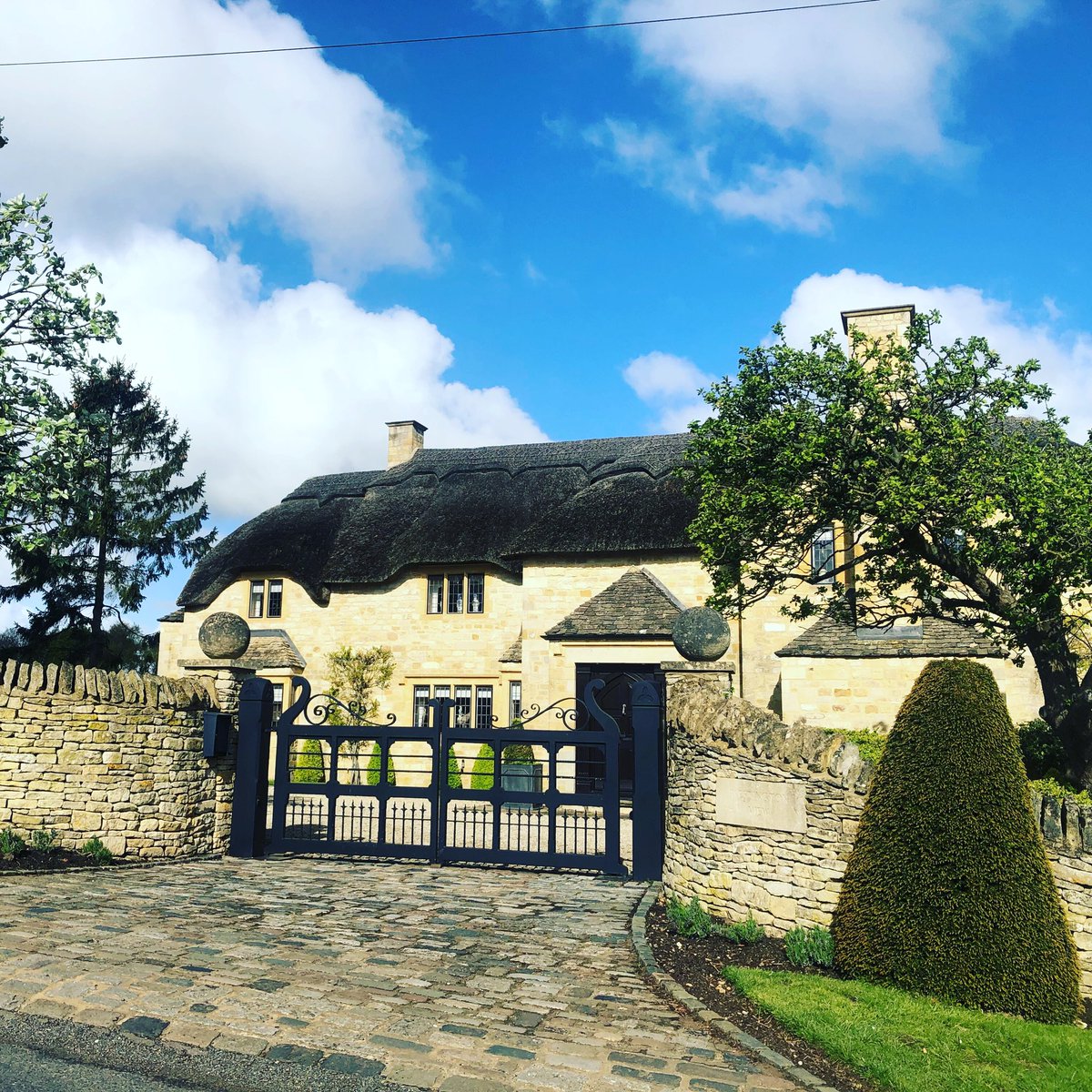 ExperiencetheC1's tweet photo. 😍🥰😍 https://t.co/vx1PKBh2Kv @ExperiencetheC1 #cotswoldtours
#tourUK
#cotswolds 
#cotswoldlife
#cheltenham
#winchcombe
#discovercotswolds
#broadway
#britishcountryside
#gloucestershire 
#visitengland 
#lovethecotwolds 
#visitthecotswolds #roadtrip
#airbnb
#tripadvisor https://t.co/EpekmilK45