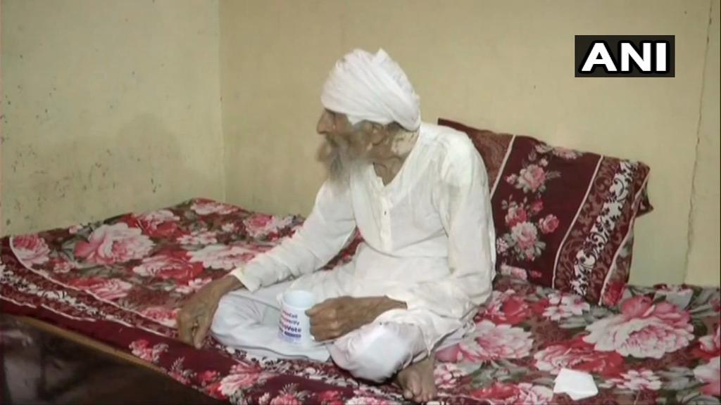 ANI's tweet photo. Delhi's oldest voter, 111-year old Bachan Singh to cast his vote tomorrow in the 6th phase of #LokSabhaElections2019 says,'not a single vote should go waste.' https://t.co/p6YOYtx5R4