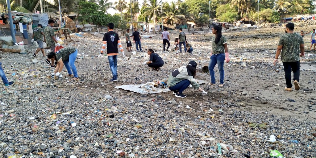 chinukofficial's tweet photo. #BeachCleanup #Week90 #Cleanup342
And here we resume our cleanup with same power & energy !
First two pictures shows the passion of the team (Before & After)
Big thank you to MCGM & @Iamrahulkanal bhai for providing the giant excavator early morning.
@AUThackeray @deespeak https://t.co/ZLgfjEvZmH