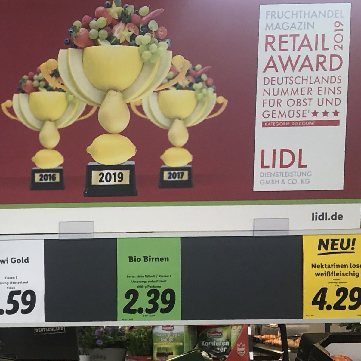 chrisfruitnet's tweet photo. Home from Berlin with two kilos of white asparagus bought from Germany’s favourite supermarket. Says who? Well, we do, actually... #fruchthandel #freshideas #WorldOfFreshIdeas #Spargelzeit https://t.co/ul7KkzQnAw