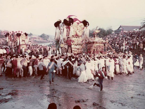 映画館は大劇グランドミリオン 実家で見つけた古い西条祭り その2 伊曽乃祭りと飯積祭り 白黒が昭和40年頃でカラーは昭和48年 伊曽乃の川入は後ろに一銭橋 中之段は素木の頃で楠は先代ので今は小松祭りの東大頭 飯積祭りは喧嘩が多かった時期なので平和運行
