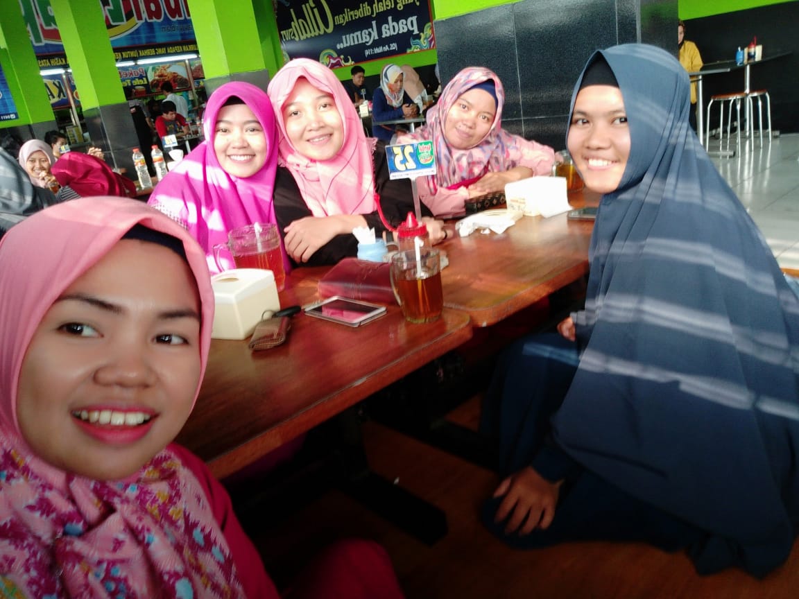 reriruma's tweet photo. Barangkali salah satu berkahnya Ramadan itu ialah sarana menyambung silaturahmi. Klo di hari biasa rasanya jauh &amp; susah ketemu, berkat momentum bukber, semua jadi sempatkan waktu

Pakai @XLAxiata_Tbk biar ttp terhubung dgn kawan2 tercinta.
#JaringanDataTerkuat #DigiIftar #KBIftar https://t.co/8Q1mnIgbtX