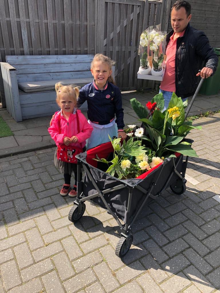 BarryDuijndam's tweet photo. Trots op mijn dochter(s) , de oudste wilde ook iets doen voor het goede doel. Dus vandaag gaan we langs de deur om planten te verkopen alle opbrengst komt te bate @zevenvoor #trots #goededoel #7vl https://t.co/yzJ7inAocI