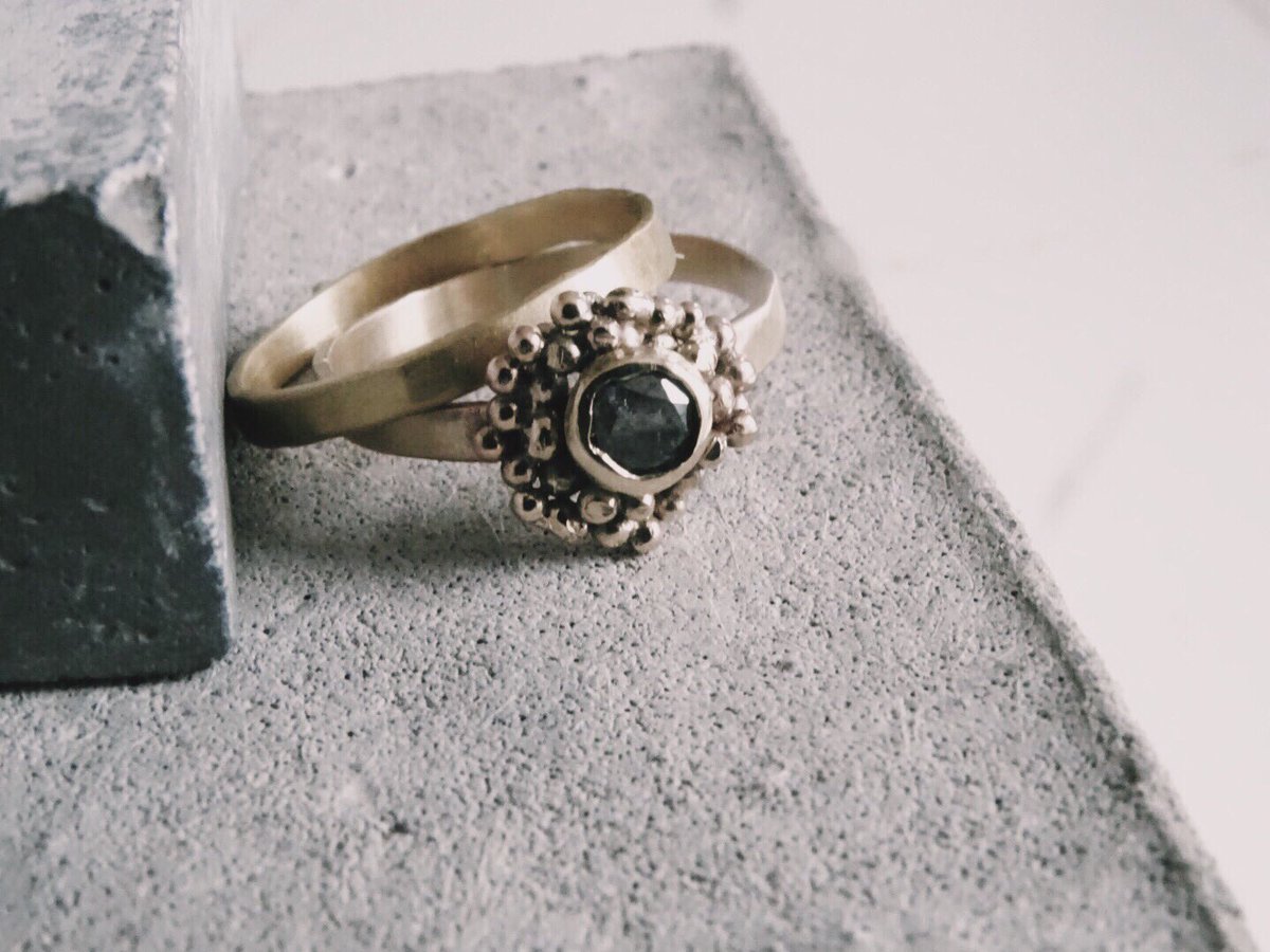 MillyMaunder's tweet photo. New daisy style #alternateengagementring https://t.co/P0b8xTEoeE